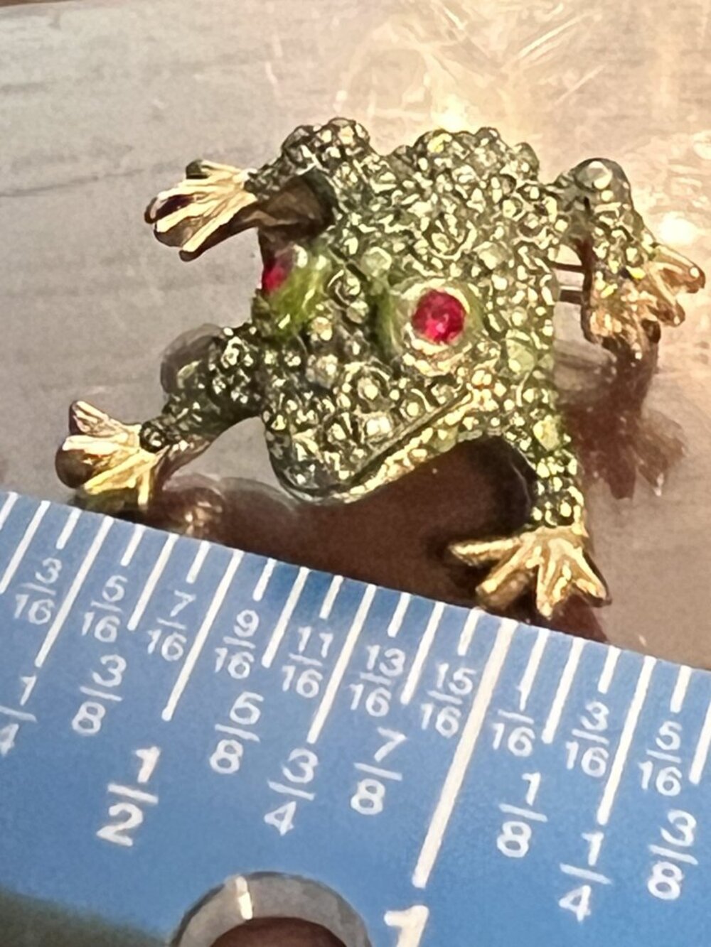 Mini Green Tree Frog Red Rhinestone Eyes Pin Brooch (257)